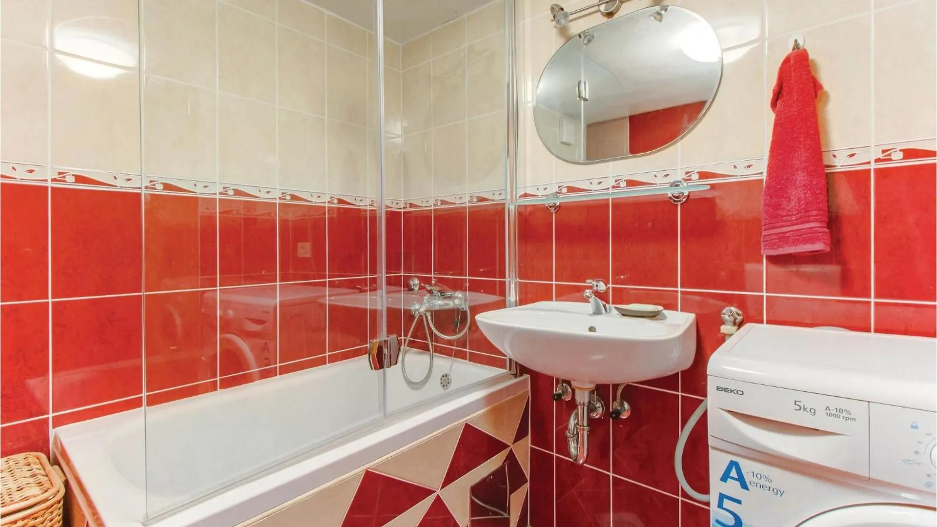 Nice Home In Dragozetici With House Sea View Сasa de vacaciones