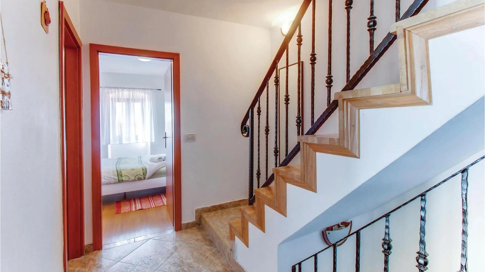 Nice Home In Dragozetici With House Sea View Сasa de vacaciones
